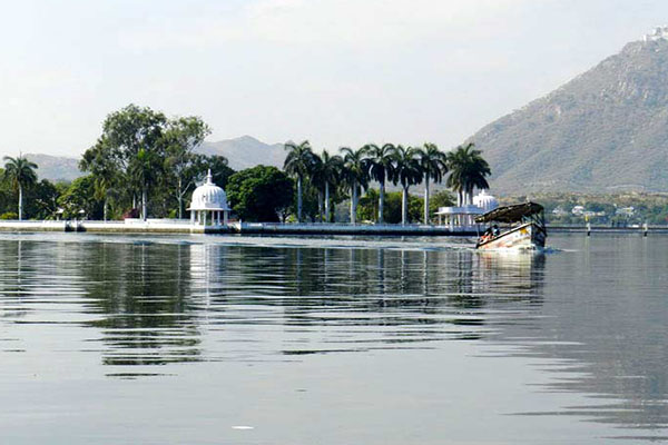 Udaipur Hotels near Lake Fatehsagar